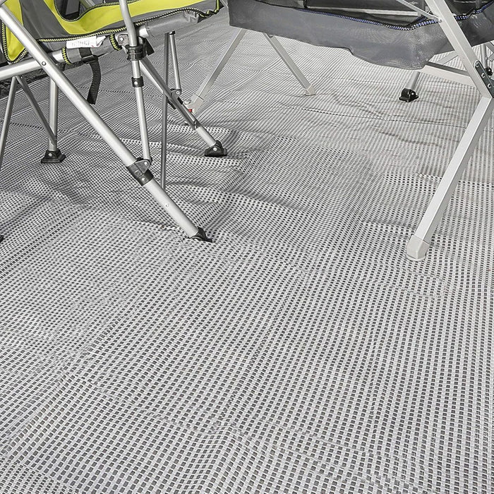 Alfombra BRUNNER Kinetic Veranda 250x400 instalada bajo sillas de camping en zona de avancé