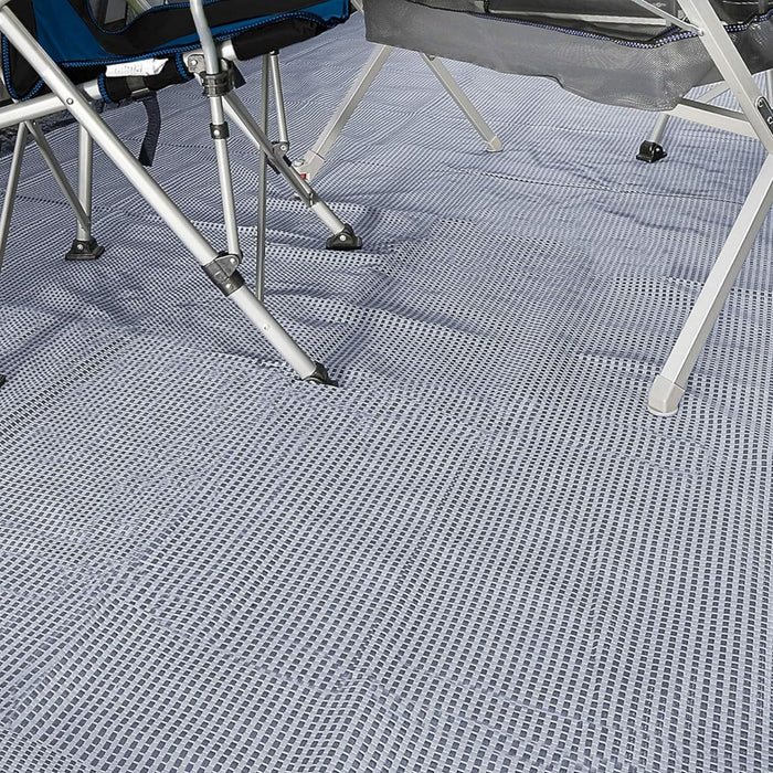 Alfombra BRUNNER Kinetic Veranda 600 instalada bajo sillas de camping en zona de avancé