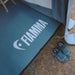 Alfombra Fiamma Patio Mat 440 instalada en el avancé de caravana, con superficie transpirable y resistente