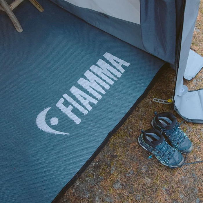Alfombra Fiamma Patio Mat 490 instalada en el avancé de caravana, con superficie transpirable y resistente