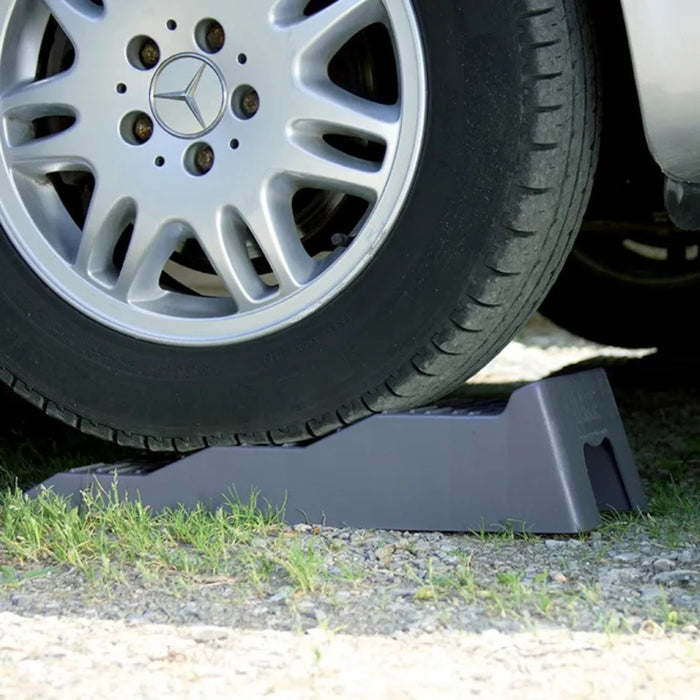 Calzos Fiamma Level Up soportando rueda de autocaravana, vista lateral