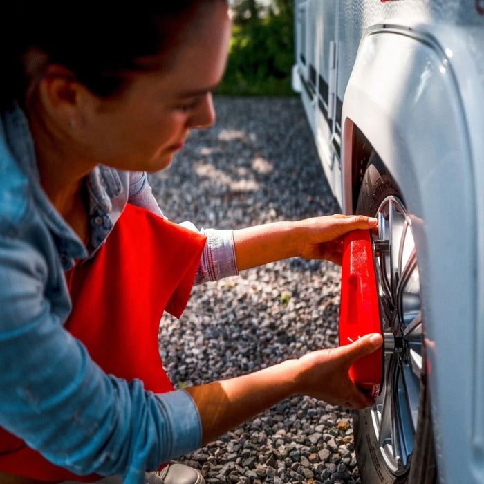 Colocación del bloqueador AL-KO PROSAFE sobre la llanta de caravana para evitar robos