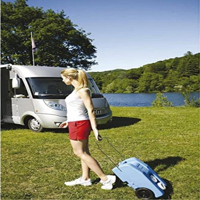 Depósito de agua portátil Fiamma Roll Tank 23 con ruedas usado en camping junto a autocaravan