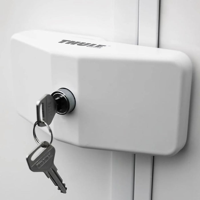Detalle del cilindro del Thule Door Lock con llaves colocadas para cierre seguro de puerta de caravana