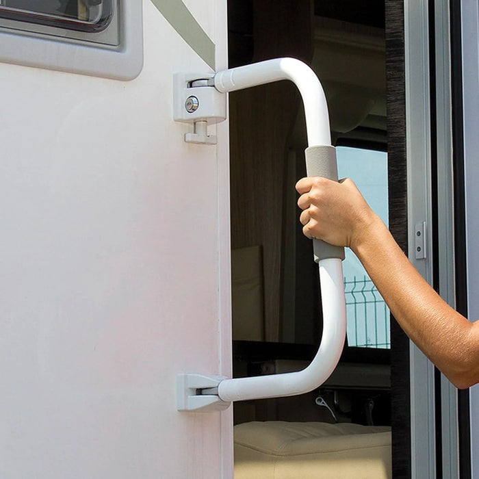 Uso del asa Fiamma Security 46 como punto de apoyo al acceder a la autocaravana