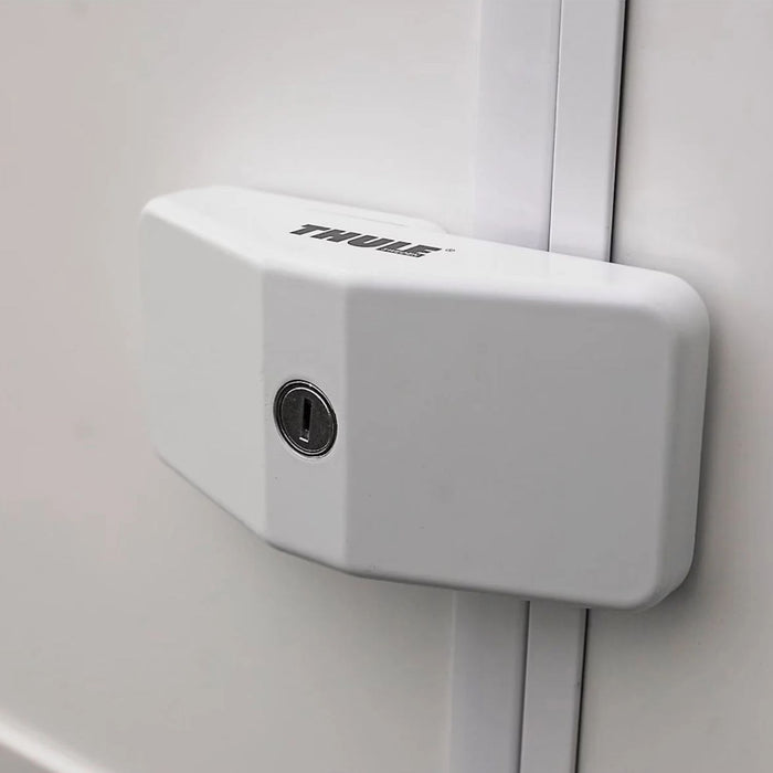 Instalación del Thule Door Lock en puerta de caravana, vista del cilindro de cerradura