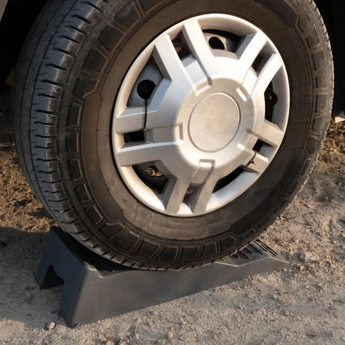 Rueda situada sobre los calzos Fiamma Level Up, demostración de estabilidad y soporte