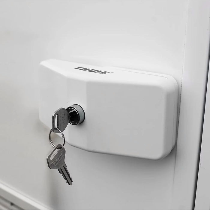 Bloqueador Thule Door Lock montado en autocaravana con llaves insertadas, sistema antirrobo