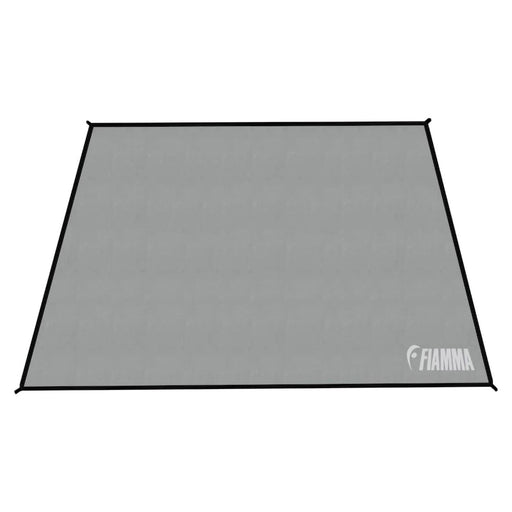 Vista completa de la alfombra Fiamma Patio Mat 490 en color gris, diseño resistente y ligero