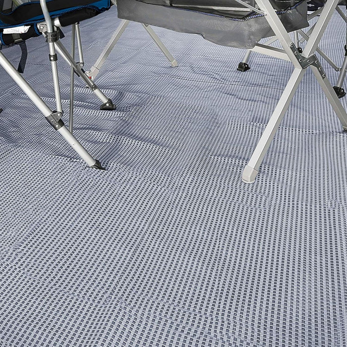 Suelo alfombra Brunner Kinetic azul instalado en avance de caravana bajo sillas de camping