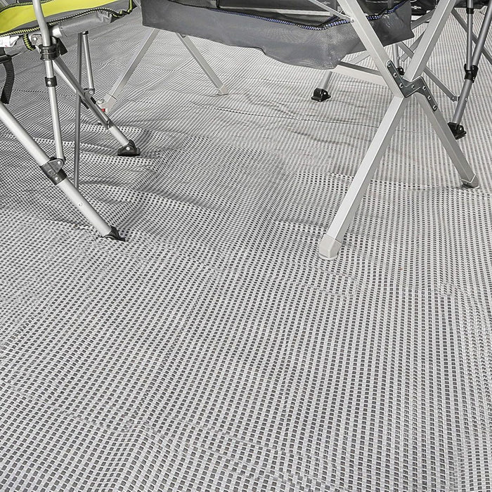 Suelo alfombra Brunner Kinetic instalado debajo de sillas de camping en avance de caravana