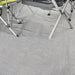 Suelo alfombra Brunner Kinetic instalado debajo de sillas de camping en avance de caravana