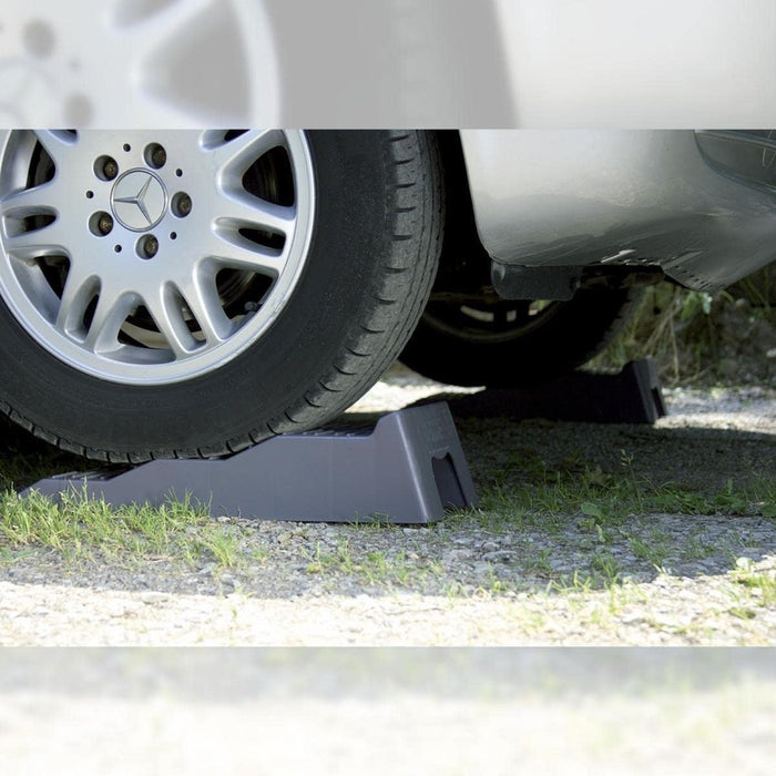 Calzo de nivelación Fiamma Level Up colocado bajo la rueda de una autocaravana