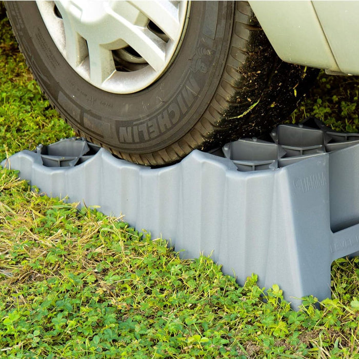 Calzo Fiamma Level Up Premium en uso, elevando la rueda para nivelar la autocaravana