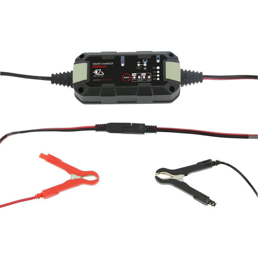 Detalle del cargador inteligente EZA 3,5A con conexiones y pinzas para batería