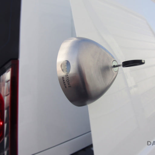 Cerradura antirrobo Daken Blackstone Silver instalada en puerta trasera de furgoneta