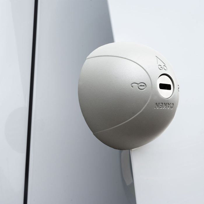 Cerradura antirrobo Daken Saturn Go blanca instalada en puerta trasera de furgoneta