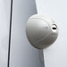 Cerradura antirrobo Daken Saturn Go blanca instalada en puerta trasera de furgoneta