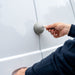 Cerradura antirrobo Daken Saturn Go gris instalada en puerta trasera de furgoneta
