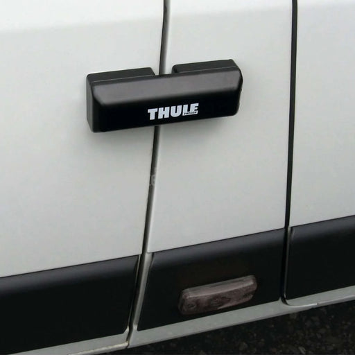 Cerradura de seguridad Thule Van Lock instalada en la puerta de una furgoneta.