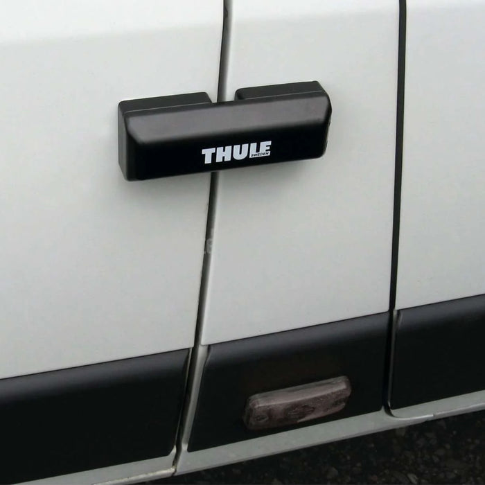 Cerradura de seguridad Thule Van Lock instalada en la puerta de una furgoneta.