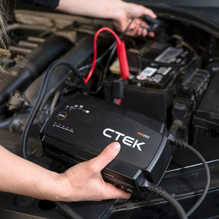 Uso real del cargador CTEK PRO 25S conectado a batería de coche en el motor