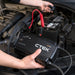 Uso real del cargador CTEK PRO 25S conectado a batería de coche en el motor