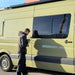 Cerradura antirrobo Daken Saturn Go Black montada en puerta lateral de furgoneta camper