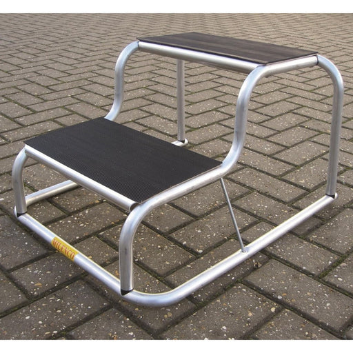 Escalón doble de aluminio Milenco de 18 cm con peldaños antideslizantes para acceso a caravana y autocaravana