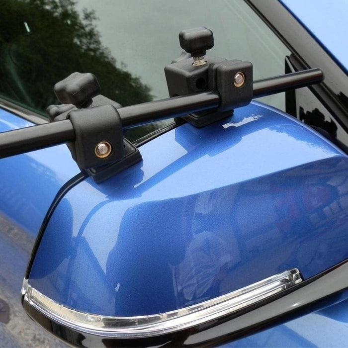 Detalle de la fijación de seguridad sin correas del espejo Milenco en el retrovisor del coche