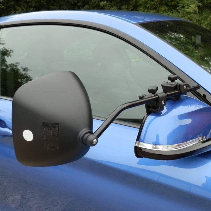 Espejo plano Milenco Grand Aero montado en el retrovisor exterior de un coche azul