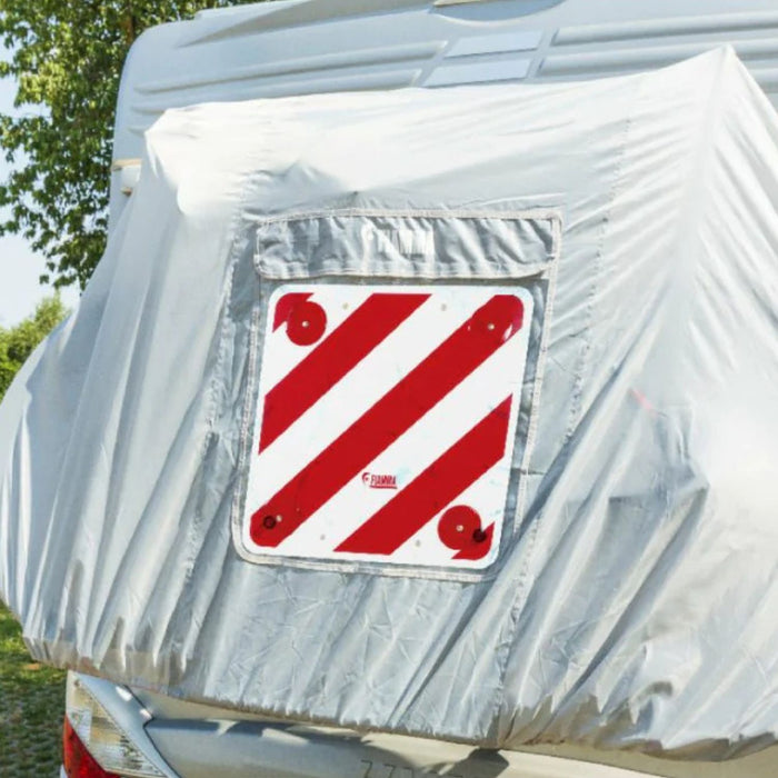 Cubrebicicletas Fiamma Bike Cover Premium colocado en la parte trasera de una autocaravana