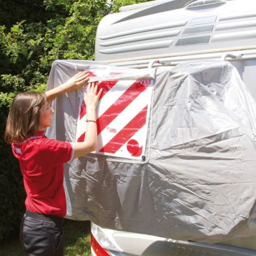 Fiamma Bike Cover Premium instalándose sobre bicicletas en portabicicletas de autocaravana