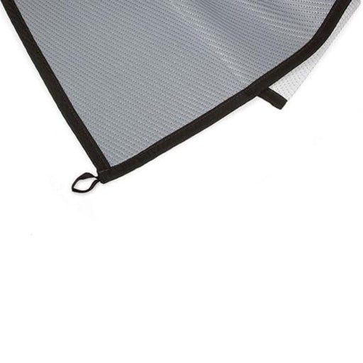 Detalle de esquina reforzada de la alfombra Fiamma Patio 340 con argolla de fijación