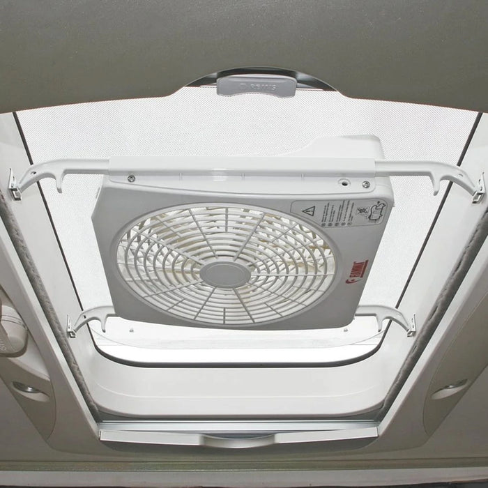 Ventilador Fiamma Turbo Kit instalado en la claraboya del techo de una autocaravana