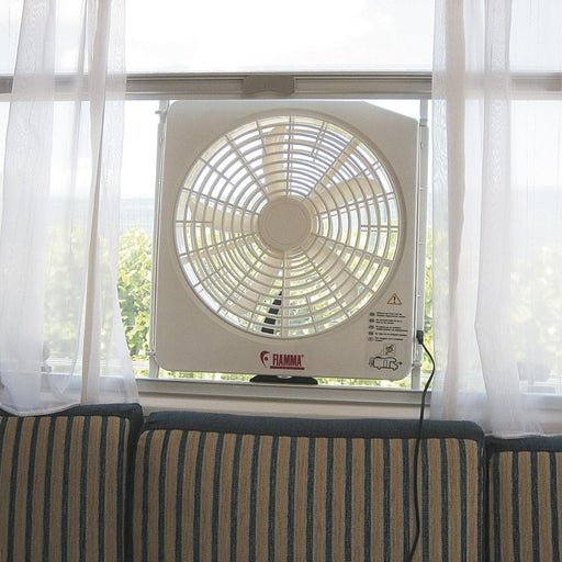 Ventilador Fiamma Turbo Kit colocado en la ventana de una autocaravana para ventilación interior