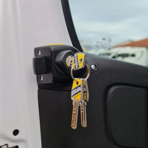 Instalación real de la cerradura HEOsafe para puertas delanteras de Fiat Ducato, Peugeot Boxer y Citroën Jumper desde 2021