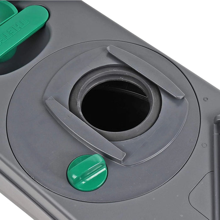 Detalle de la tapa y abertura del depósito Thetford C400