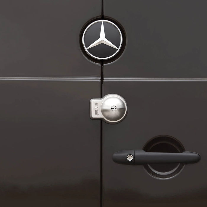 Vista frontal de la cerradura Meroni UFO+ PLUS instalada en vehículo Mercedes