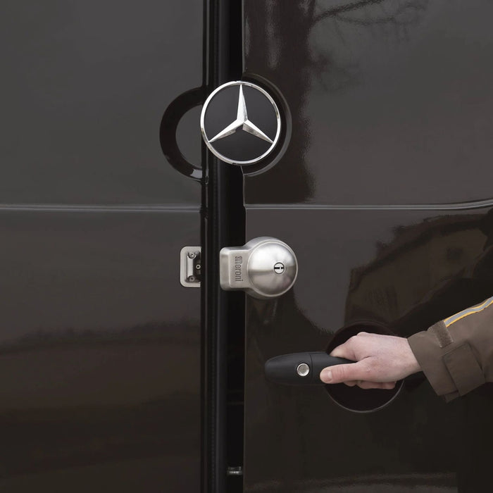 Cerradura Meroni UFO+ PLUS instalada en furgón Mercedes, vista durante apertura