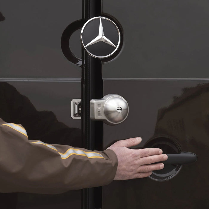 Cerradura Meroni UFO+ PLUS instalada en puerta trasera de vehículo comercial