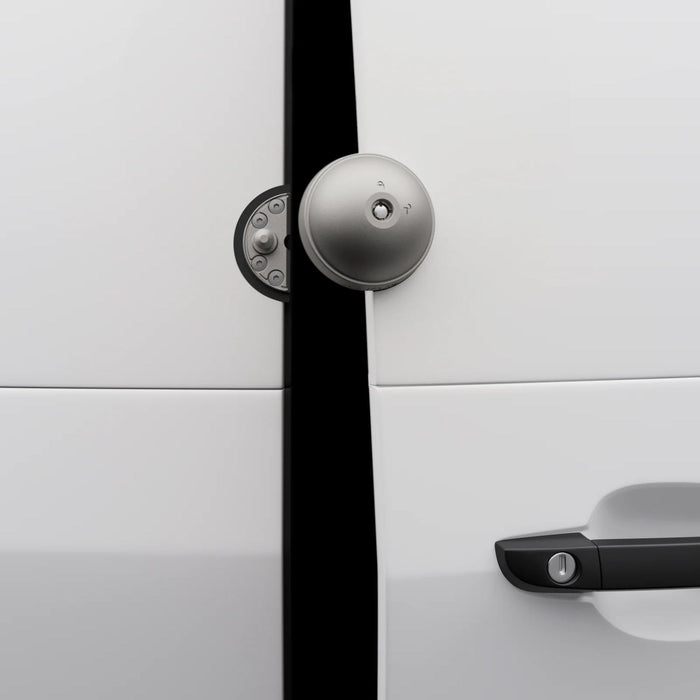 Cerradura Meroni UFO2 instalada en la puerta de la furgoneta