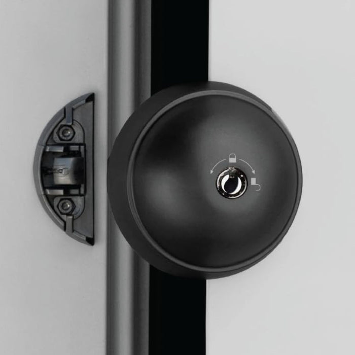 Detalle de la cerradura de seguridad Meroni UFO3 Smart Duo negro instalada en puerta de furgón