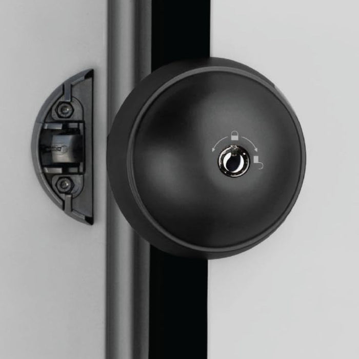 Detalle instalación Meroni UFO3 Smart Duo negro cerradura antirrobo en puerta lateral de furgoneta