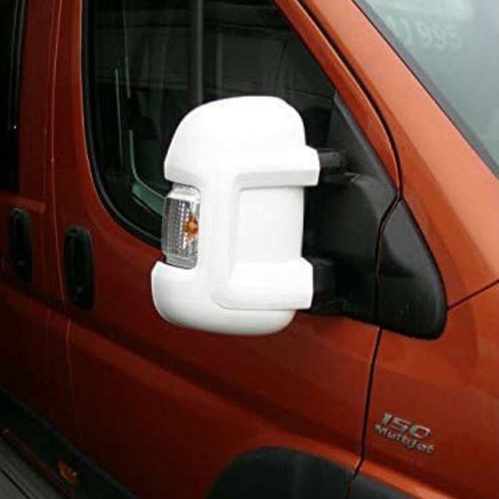 Protector de retrovisor de brazo corto Milenco 4732 en color blanco instalado en furgoneta camper o autocaravana