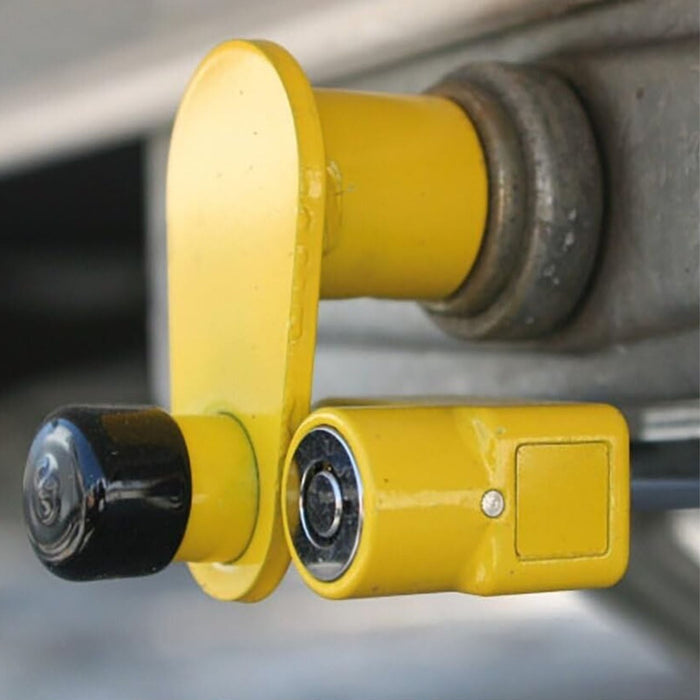 Milenco bloqueador de patas instalado en la pata estabilizadora de caravana para evitar el robo