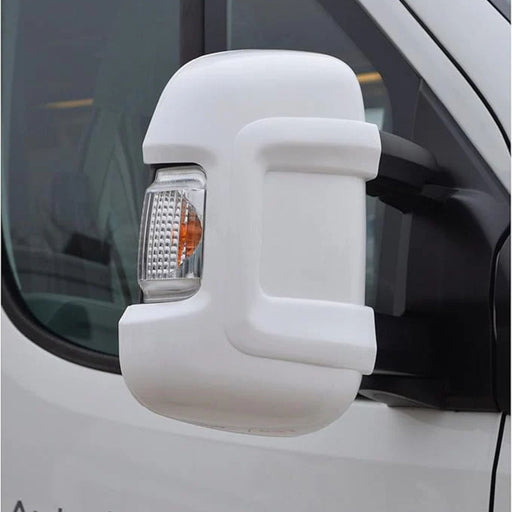 Protector blanco Milenco para retrovisores de brazo largo instalado en autocaravana.