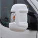 Protector blanco Milenco para retrovisores de brazo largo instalado en autocaravana.