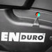 Detalle de la carcasa del mover Enduro EM303+ con indicador y logotipo Enduro.