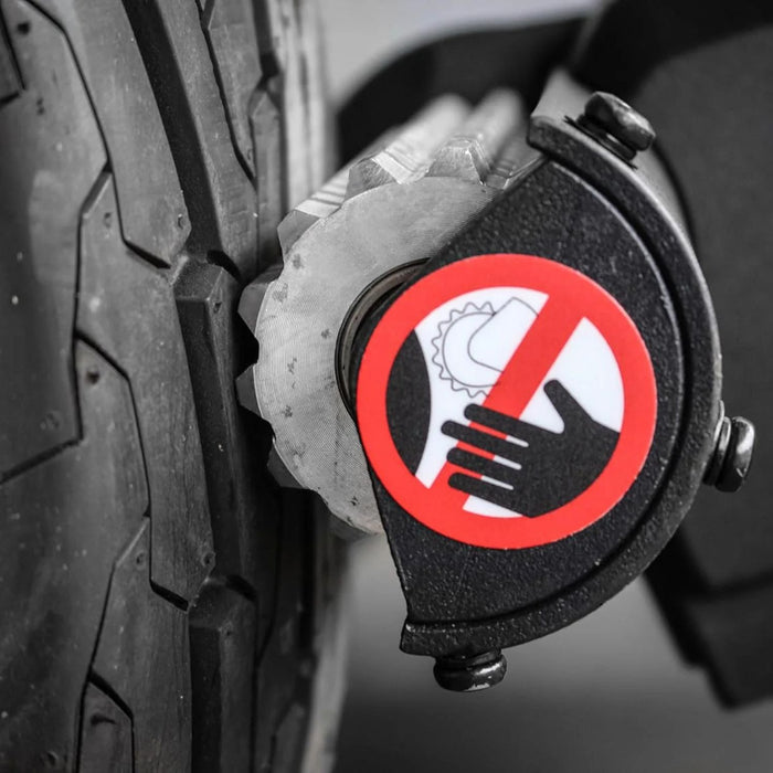 Rulo de tracción del mover Enduro EM303+ con advertencia de seguridad.